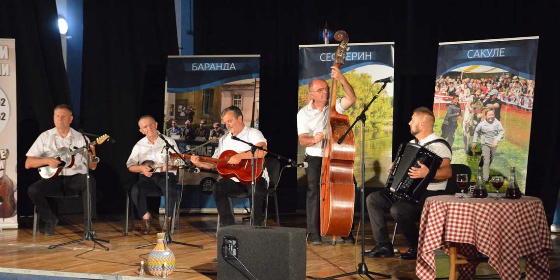 Humanitarni koncert u Opovu: Tamburaši svirali za Sretena Miševskog